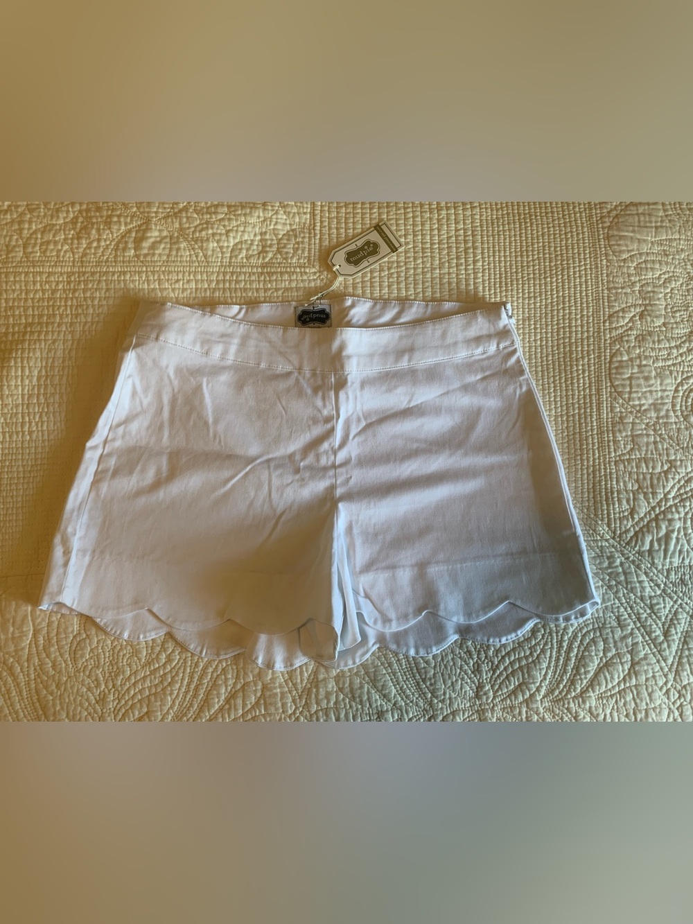 New with tags Mudpie White Scallop Shorts